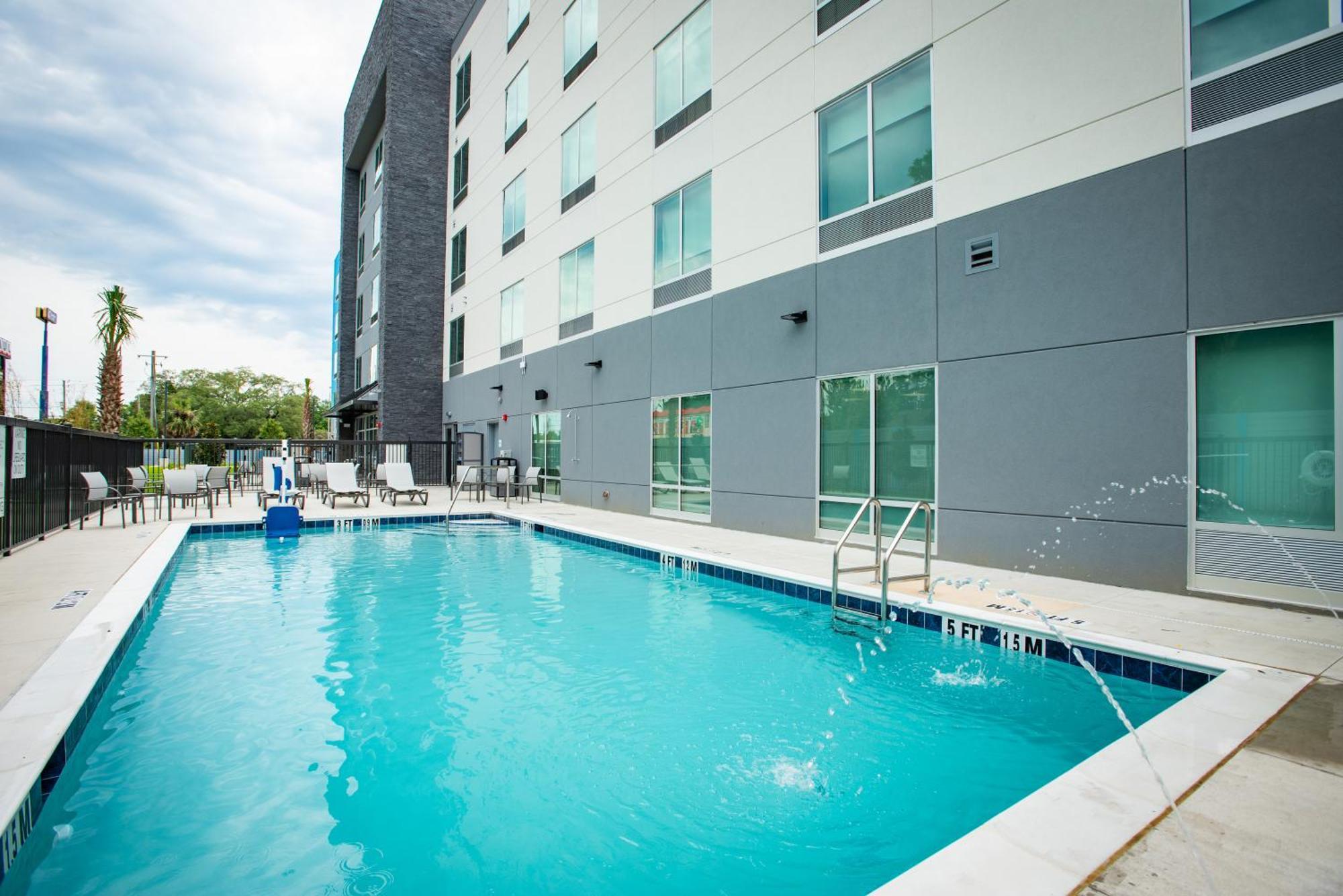 Holiday Inn Express & Suites Pensacola Airport North - I-10 By Ihg Ferry Pass Екстер'єр фото